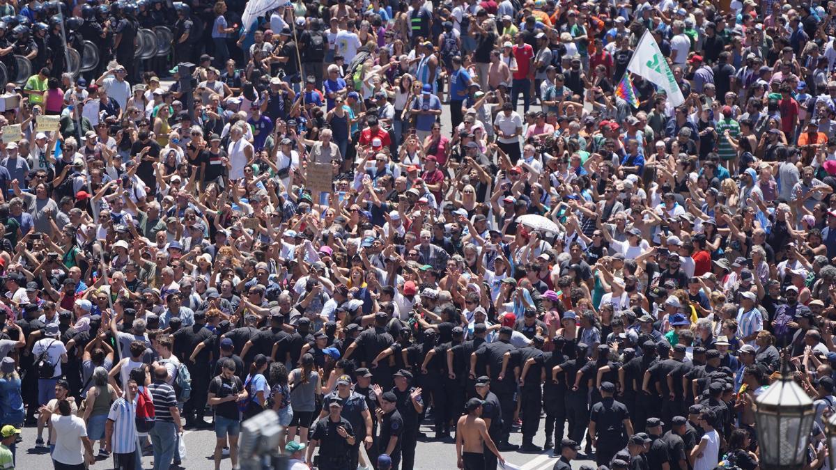 Daer pidió a los diputados que "no actúen agazapados en la oscuridad" y "miren al pueblo" imagen-6