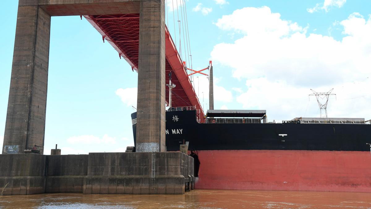 Sigue sin navegación el río Paraná por el choque de un buque cerealero en una de las columnas del puente Zárate-Brazo Largo imagen-1