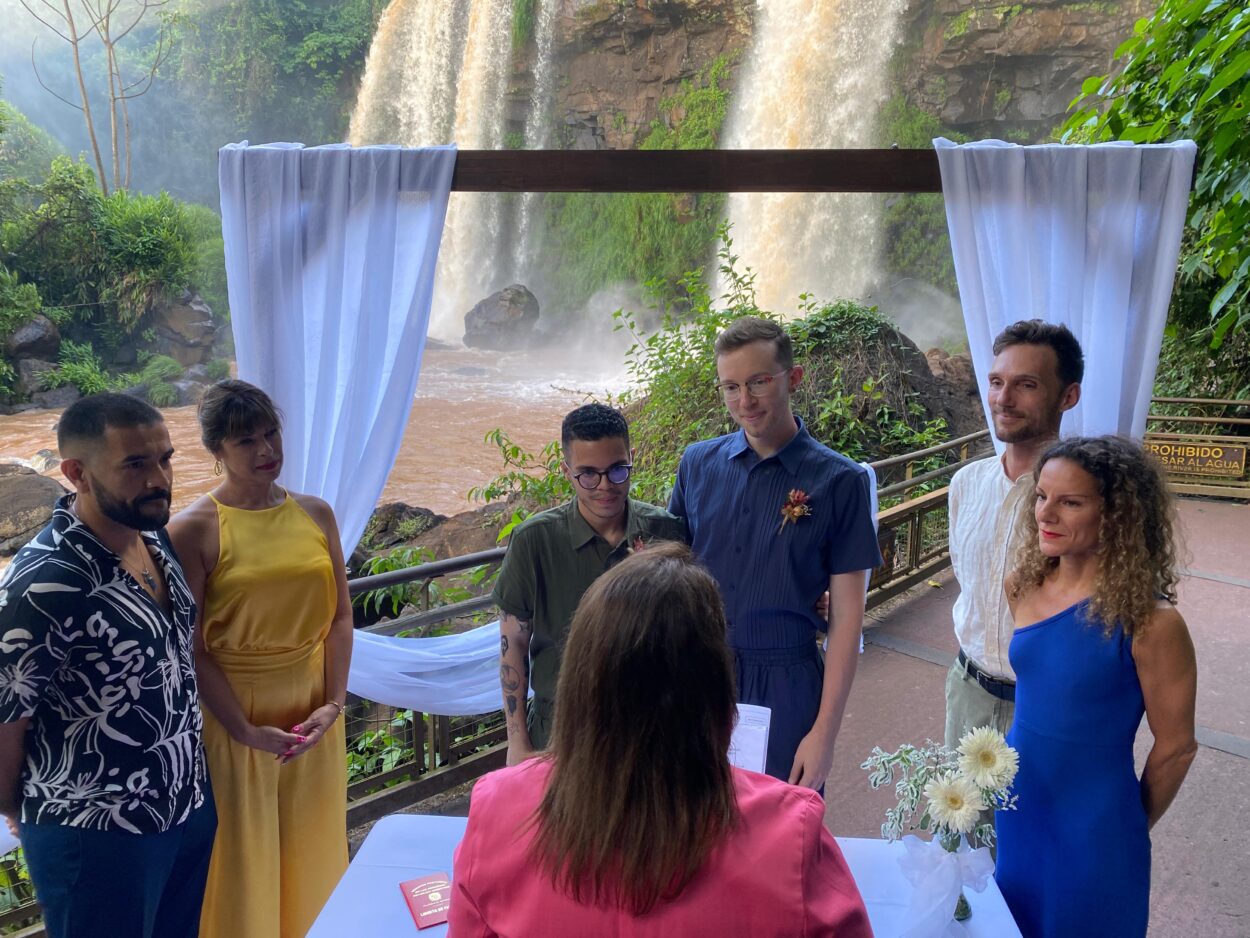 Cataratas, escenario natural de la primera boda de turistas extranjeros imagen-1