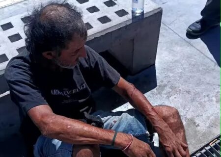 Cayó a las vías del tren y se salvó de milagro Cayó a las vías del tren y se salvó de milagro imagen-9