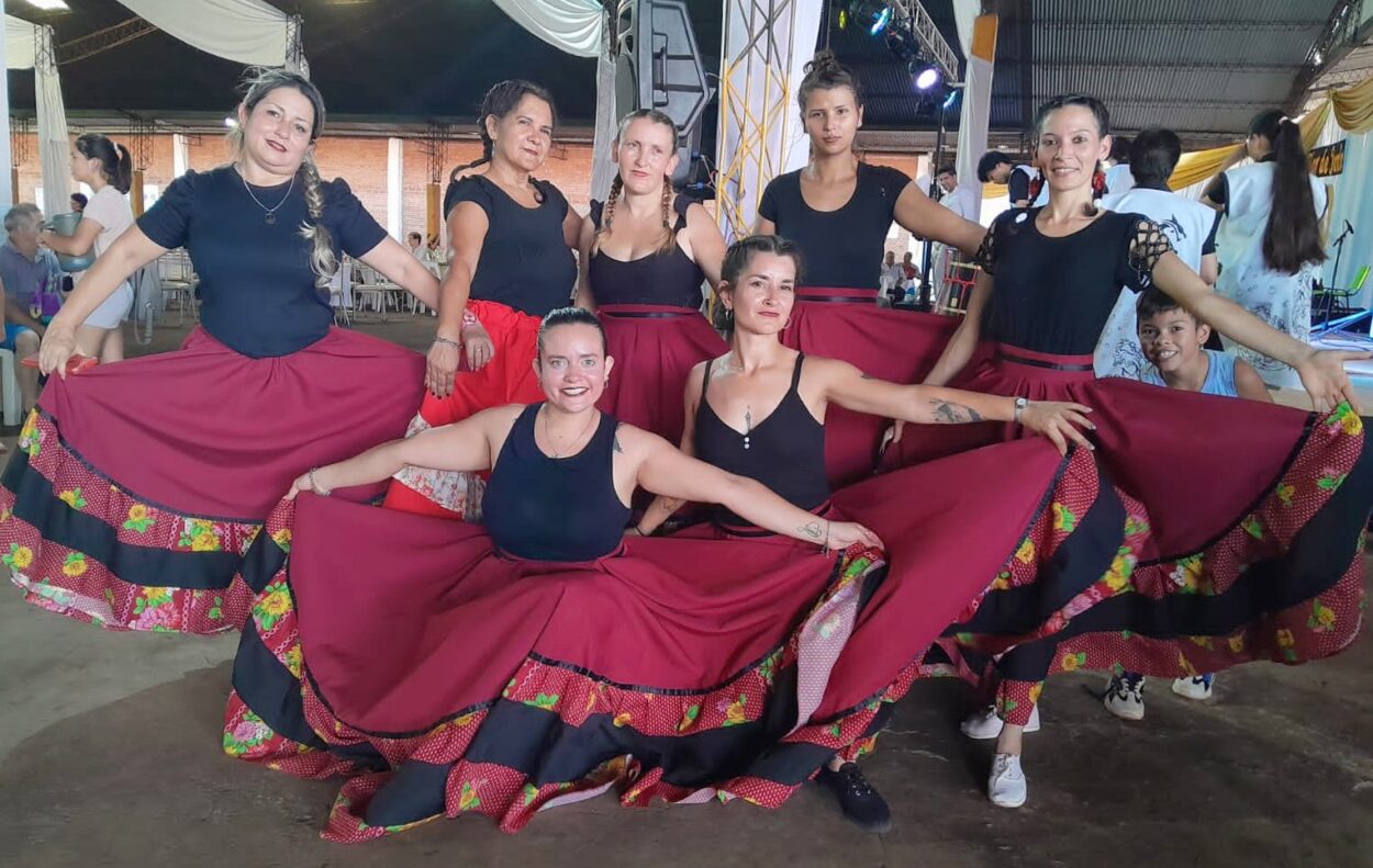 Jardín América: Ballet de folclore "Teko Porá" del Área Cultura del Movimiento Evita, en la Fiesta Provincial del Turista imagen-2