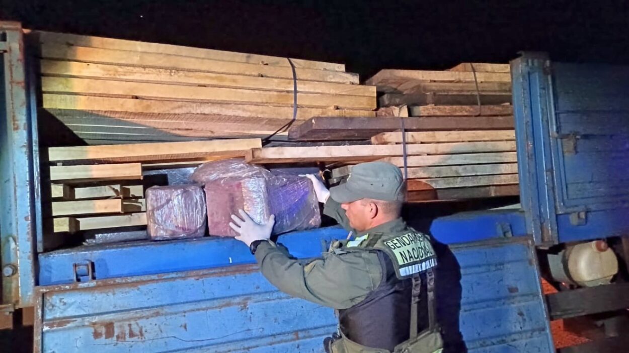 Gendarmería halló 130 kilos de marihuana oculta en un camión que transportaba madera imagen-1