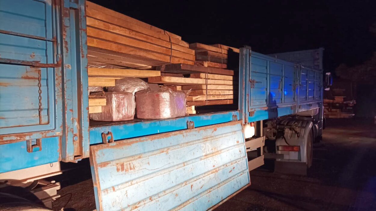 Gendarmería halló 130 kilos de marihuana oculta en un camión que transportaba madera imagen-2