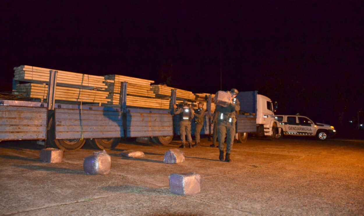 Gendarmería halló 130 kilos de marihuana oculta en un camión que transportaba madera imagen-4