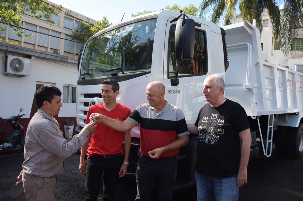 Equipamiento vial: nueva entrega de camiones del Programa de Fortalecimiento de la Gestión municipal imagen-1