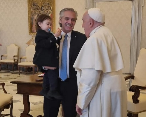 El Papa recibió al expresidente Alberto Fernández en el Vaticano imagen-1