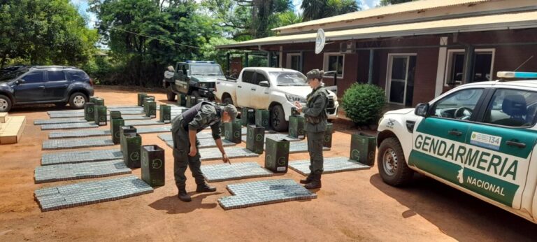 Hallan cerca de Puerto Leoni una camioneta robada con más de 15 mil paquetes de cigarrillos ingresados de contrabando imagen-36