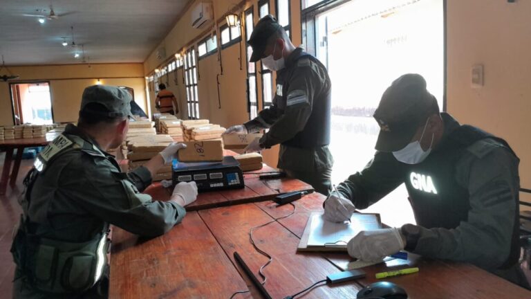 Las respuestas dubitativas de un conductor derivó en el hallazgo de más de 4 toneladas de marihuana Las respuestas dubitativas de un conductor derivó en el hallazgo de más de 4 toneladas de marihuana imagen-12