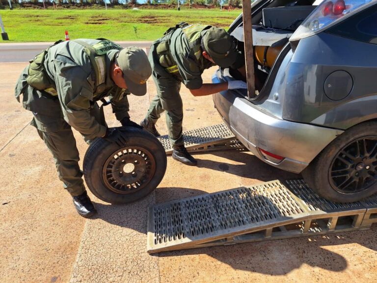 Detuvieron a dos personas que trasladaban más de 4 kilos de marihuana escondidos en la rueda de auxilio imagen-18