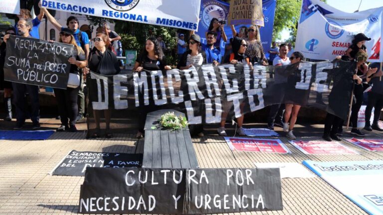 La movilización en Posadas finalizó con el Himno en la plaza 9 de Julio, manifestaciones en todo el país imagen-6