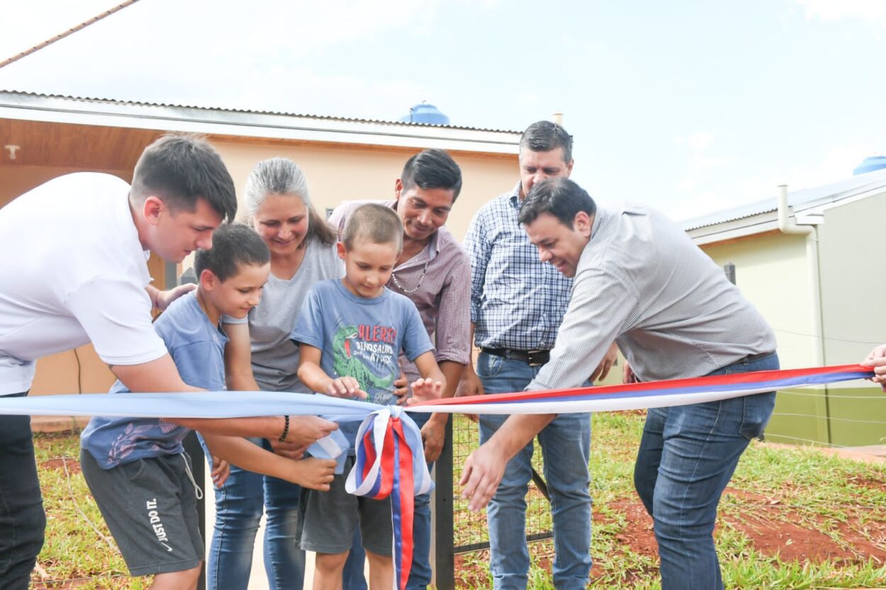 El Vicegobernador Spinelli encabezó la entrega de 20 nuevas viviendas de Iprodha a familias de Aristóbulo del Valle imagen-2