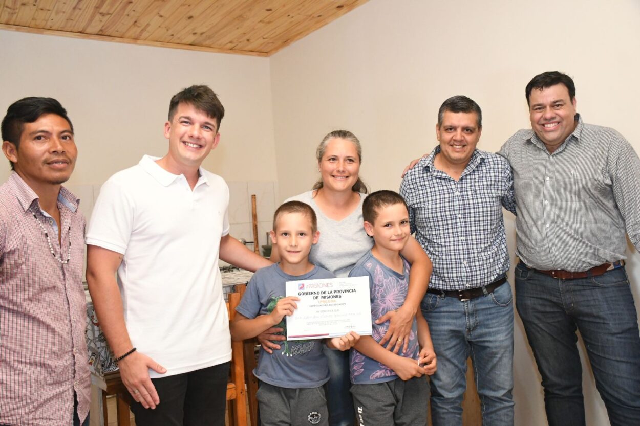 El Vicegobernador Spinelli encabezó la entrega de 20 nuevas viviendas de Iprodha a familias de Aristóbulo del Valle imagen-4