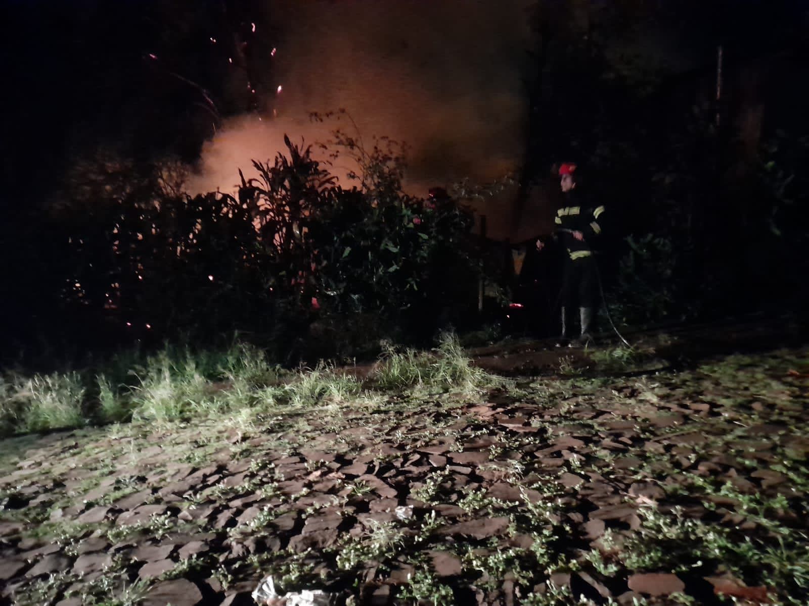 Oberá: Incendio provocó la destrucción total de una vivienda en el Barrio San Miguel imagen-2