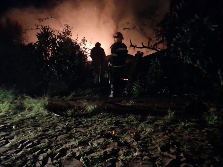Oberá: Incendio provocó la destrucción total de una vivienda en el Barrio San Miguel imagen-50