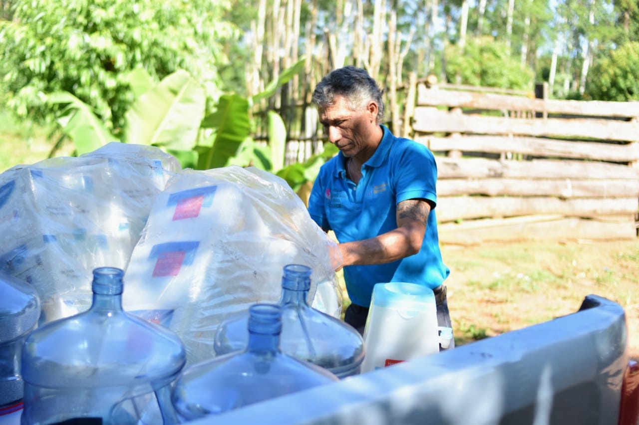 Avanzan con la entrega de kits para potabilizar el agua a productores rurales de Montecarlo imagen-2