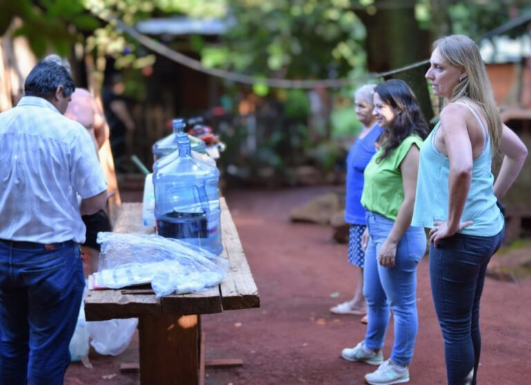 Avanzan con la entrega de kits para potabilizar el agua a productores rurales de Montecarlo imagen-37