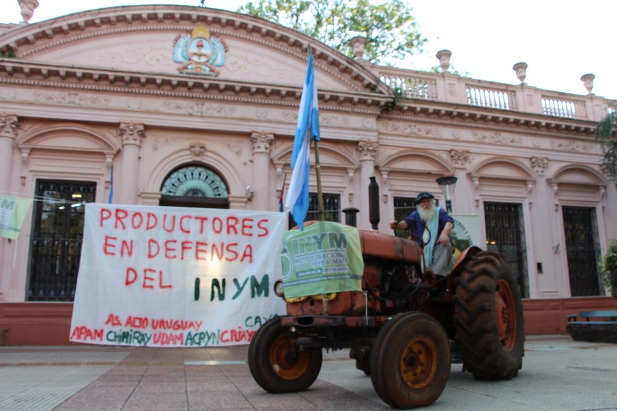Con un tractor "testimonial", volvió la protesta yerbatera a la Plaza 9 de Julio en rechazo al DNU de Milei que licúa funciones del Inym imagen-2