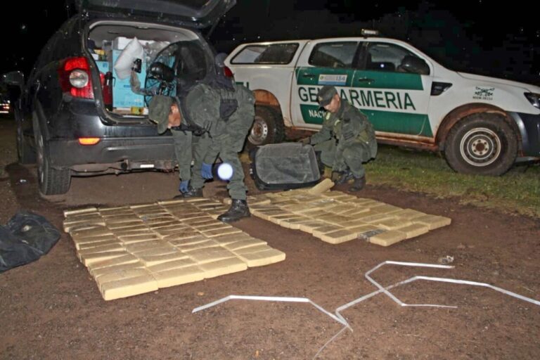 Detienen a una pareja que transportaba por la ruta 12 casi 100 kilos de marihuana y mercadería de contrabando imagen-1