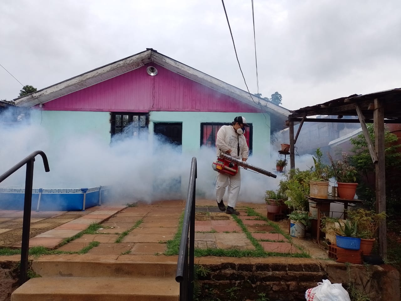 Siguen los operativos de control contra el Dengue en barrios posadeños imagen-1