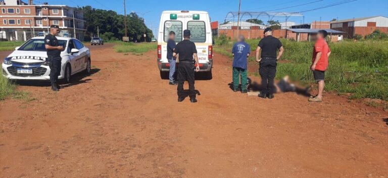 Un hombre despistó con su motocicleta en Oberá tras engancharse con cable de línea telefonica imagen-1