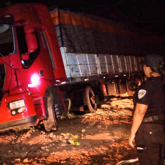 Desbarrancó un camión con 70 mil kilos de soja que ingresó irregularmente a la provincia: la Policía secuestró la carga imagen-1