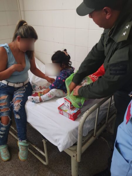 La Gendarmería salvó a una niña que convulsionaba en un micro de larga distancia La Gendarmería salvó a una niña que convulsionaba en un micro de larga distancia imagen-4