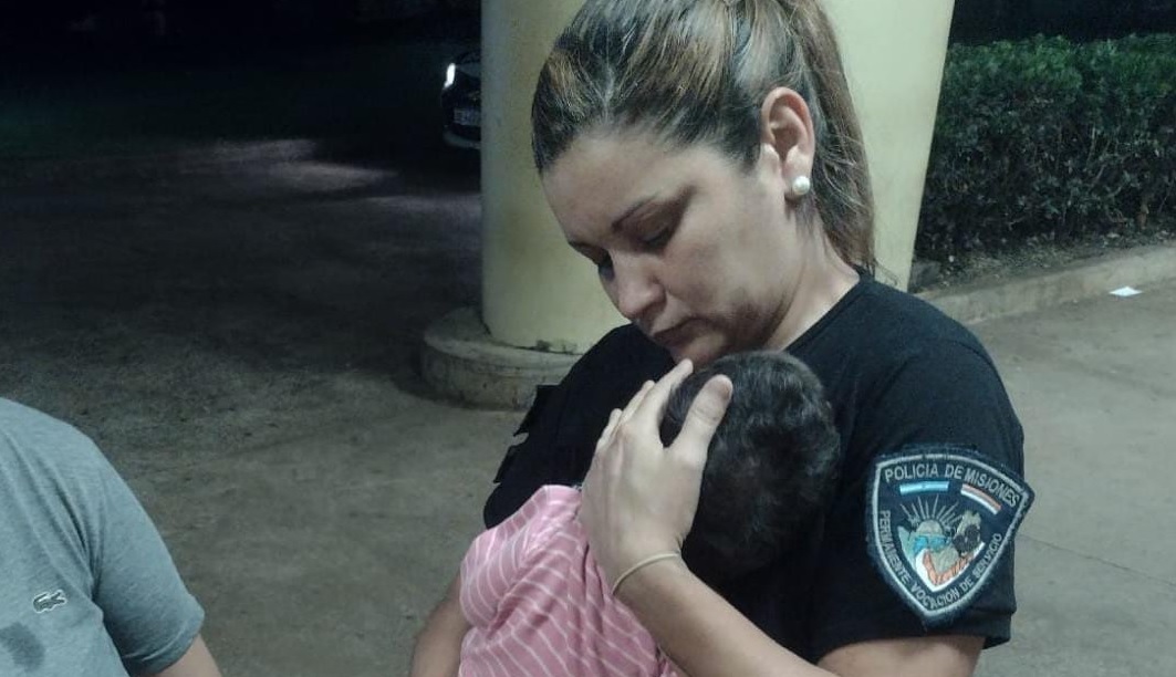 Padres desesperados acudieron a la comisaría porque su beba no podía respirar: fue reanimada imagen-1