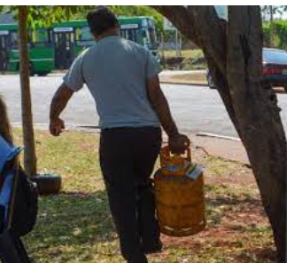 Fuerte suba del gas en garrafas en el interior del país y empresas piden subas de hasta el 700% imagen-1
