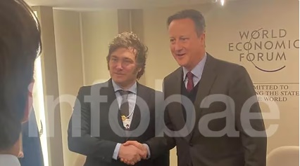 Con agenda abierta, Milei se reunió en Davos con David Cameron para activar la relación bilateral con Gran Bretaña imagen-1