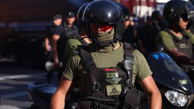 Protocolo Antipiquete: polémica por Policía con la bandera libertaria en su uniforme imagen-1