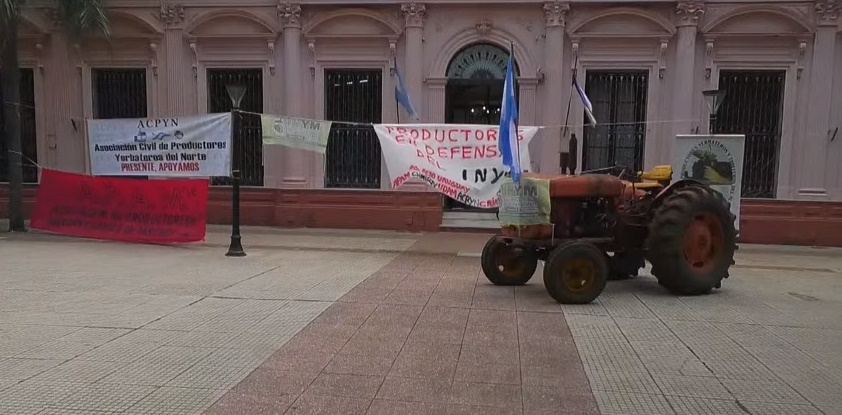 Con un tractor "testimonial", volvió la protesta yerbatera a la Plaza 9 de Julio en rechazo al DNU de Milei que licúa funciones del Inym imagen-1