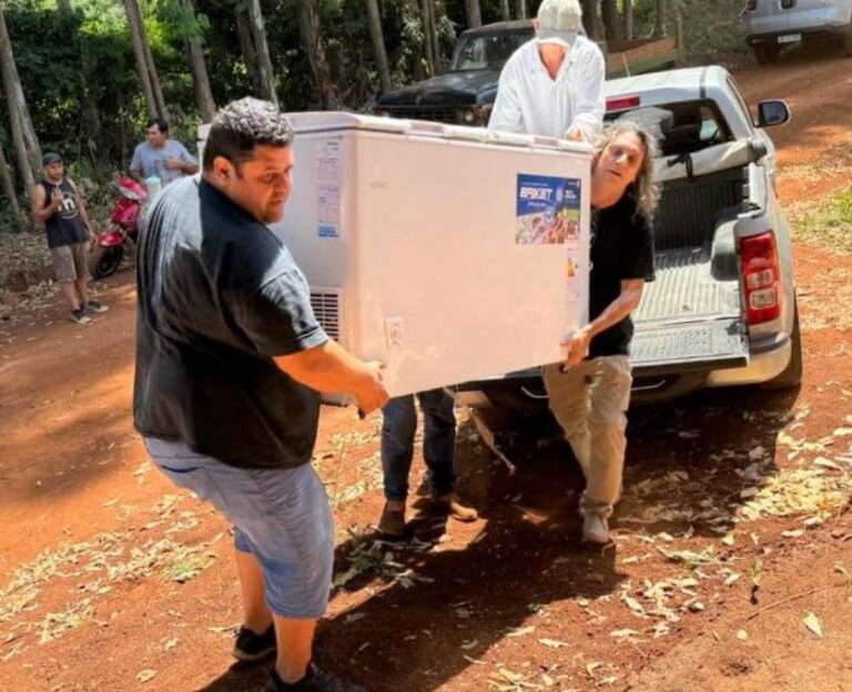 Para un grupo cooperativo en Hipólito Yrigoyen se realizó entrega de mercadería y equipamiento de faena Para un grupo cooperativo en Hipólito Yrigoyen se realizó entrega de mercadería y equipamiento de faena imagen-24