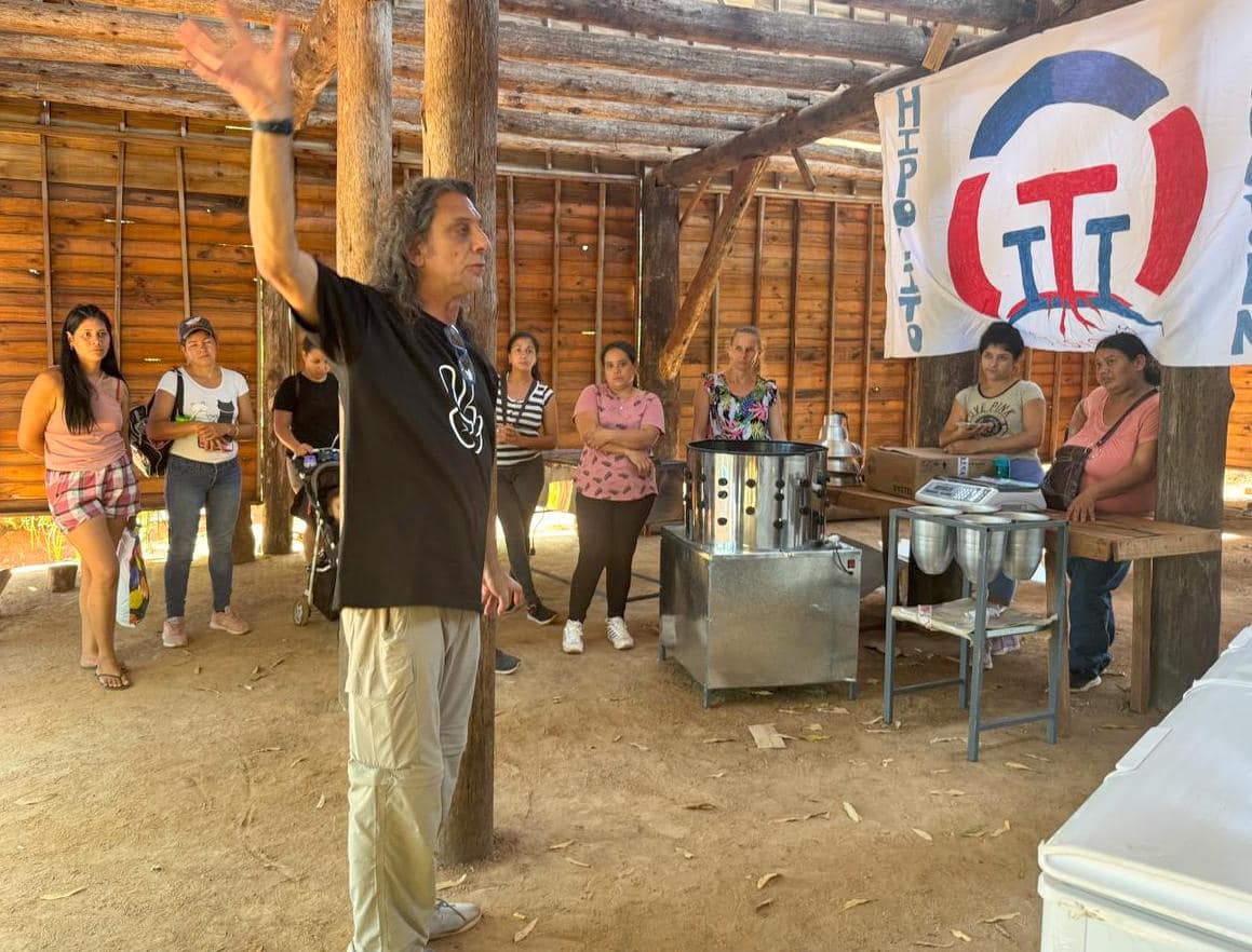 Para un grupo cooperativo en Hipólito Yrigoyen se realizó entrega de mercadería y equipamiento de faena  imagen-8
