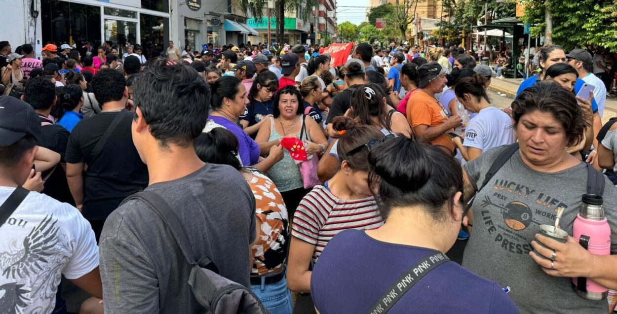 Más de 600 personas se movilizaron para exigir al Ministerio de Desarrollo Social alimentos para los merenderos de la provincia imagen-8