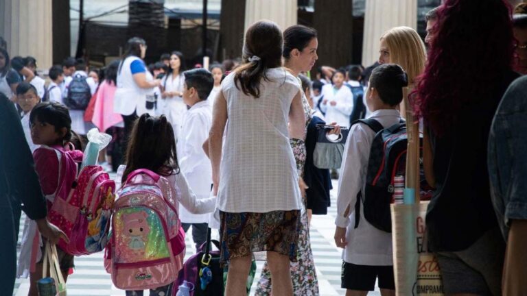 Las clases inician este lunes en varias provincias con un paro de los docentes de Ctera imagen-21