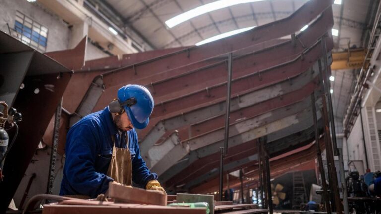 La economía sufrió en diciembre la peor caída en 6 meses y cerró 2023 con una baja de 1,6% imagen-30