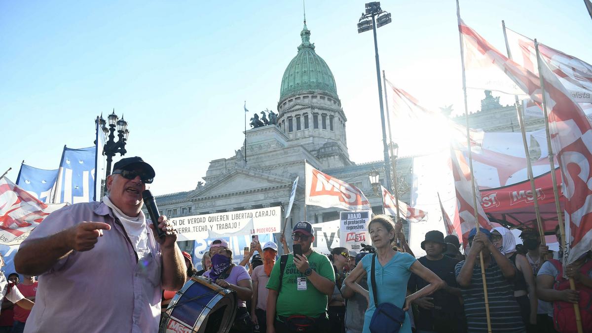 Marchas, bocinazo y "festivalazo cultural" en rechazo al DNU y a la ley "Bases" imagen-1