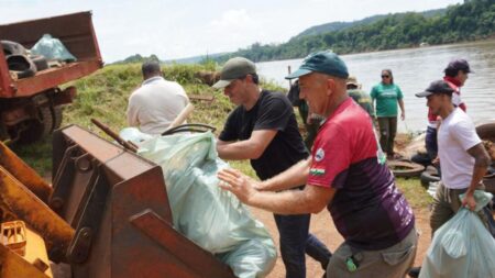 Retiraron más de tres toneladas de basura del río Uruguay en Misiones imagen-5