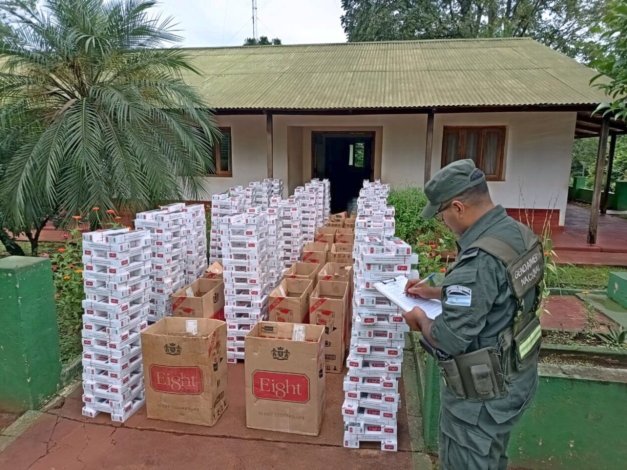 Inspeccionan un auto y hallan 10.000 atados de cigarrillos ingresados de contrabando imagen-4