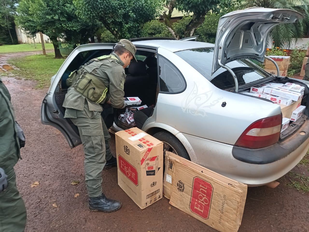 Inspeccionan un auto y hallan 10.000 atados de cigarrillos ingresados de contrabando imagen-2