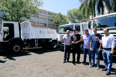 Con fondos propios, el Gobierno Provincial entregó nuevos camiones a tres municipios de Misiones Con fondos propios, el Gobierno Provincial entregó nuevos camiones a tres municipios de Misiones imagen-4