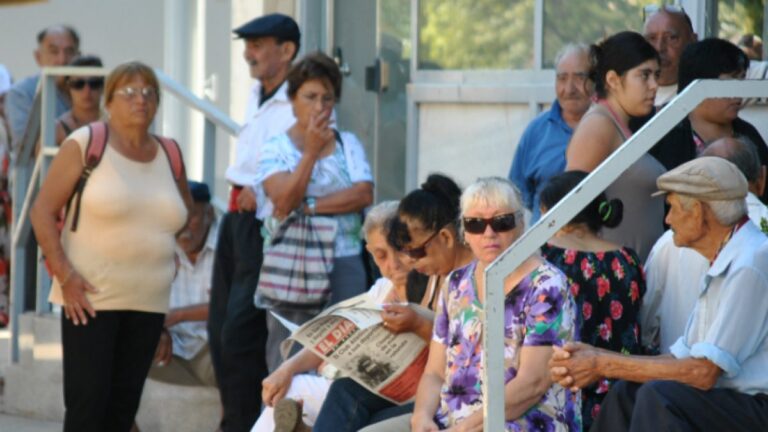 El Gobierno nacional estudia pasar a planes sociales a los jubilados que accedieron por moratoria imagen-37