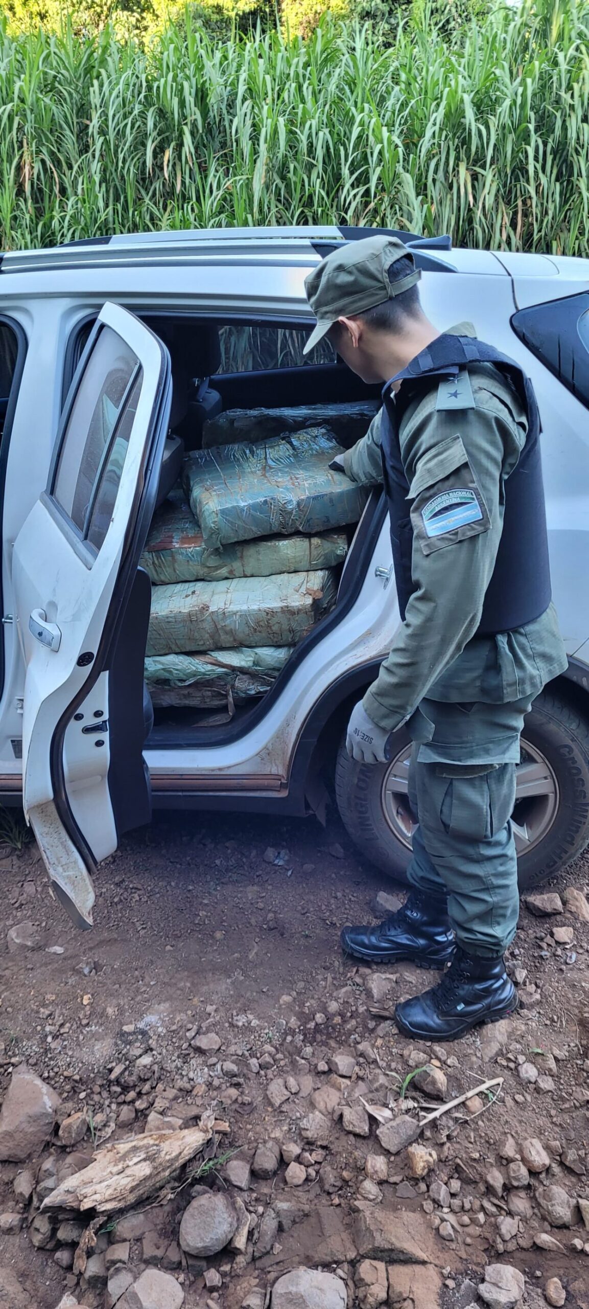 Gendarmes hallaron un vehículo cargado con más de 300 kilos de marihuana imagen-4