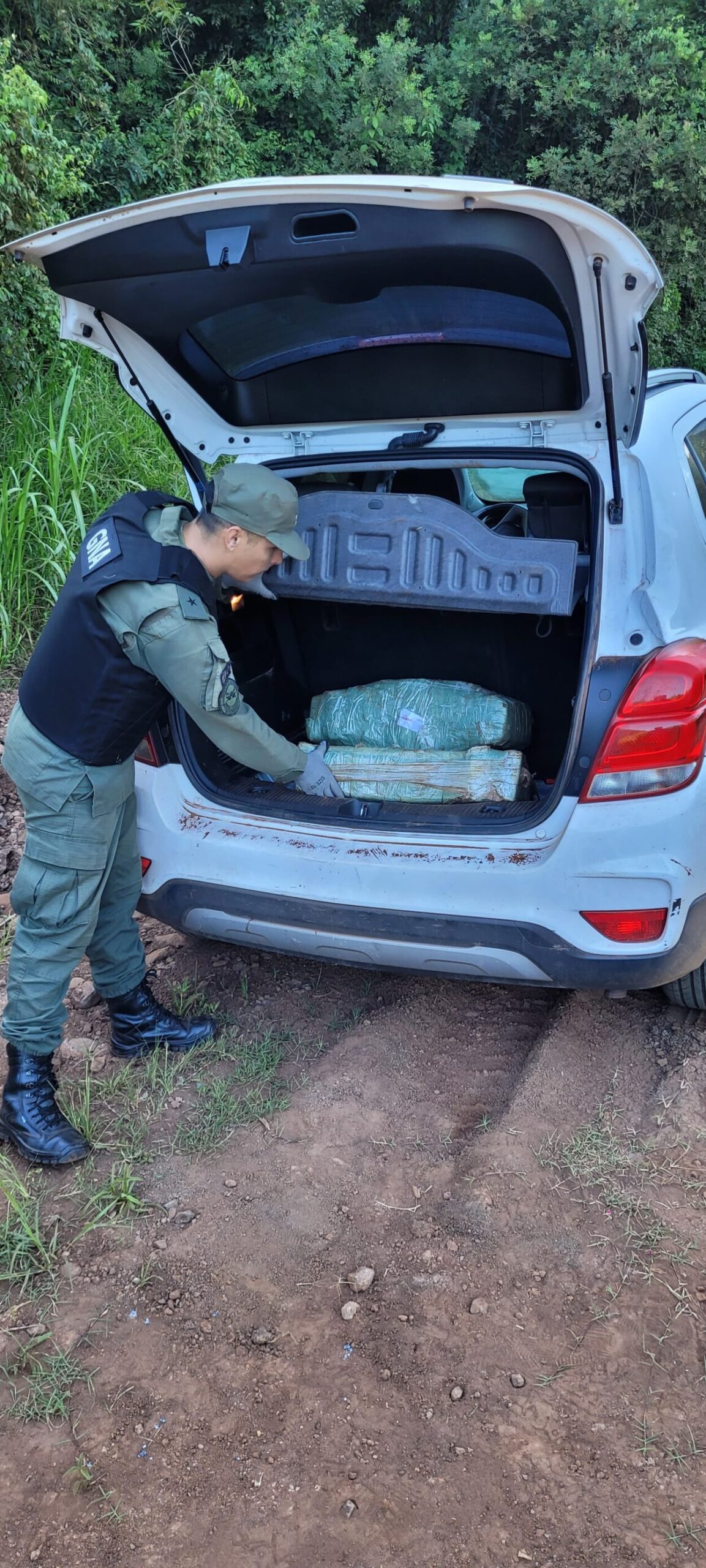 Gendarmes hallaron un vehículo cargado con más de 300 kilos de marihuana imagen-2