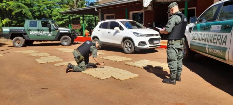 Gendarmes hallaron un vehículo cargado con más de 300 kilos de marihuana imagen-41