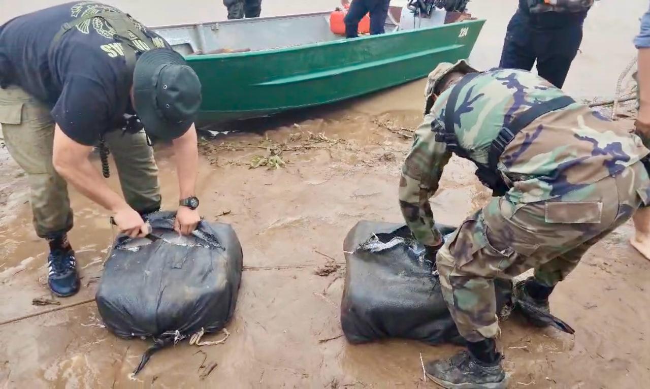 Operativo “Flores Marinas”: intentaban cruzar el río bermejo con más de 49 kilos de marihuana imagen-3