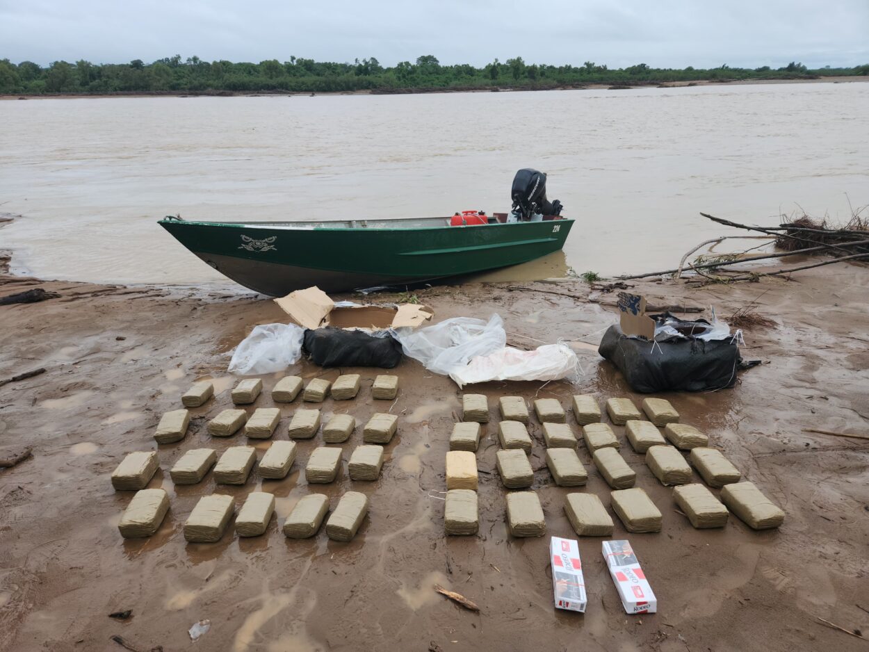 Operativo “Flores Marinas”: intentaban cruzar el río bermejo con más de 49 kilos de marihuana imagen-4