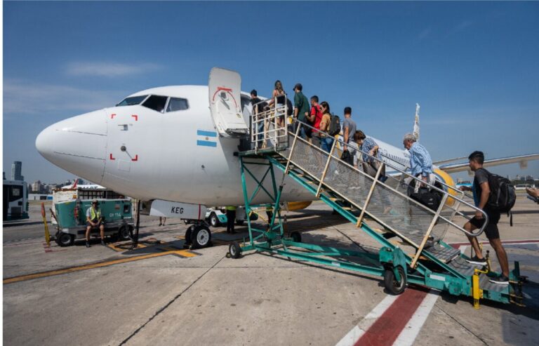 Flybondi celebra su sexto aniversario con tarifas desde 16 mil para volar por Argentina  imagen-11