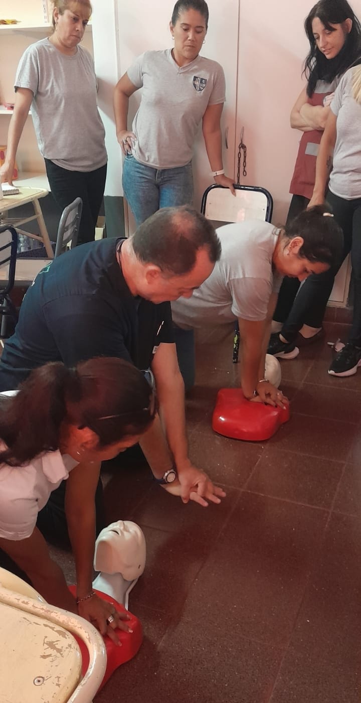 Personal docente y no docente del Instituto Virgen de Itatí se capacitó en RCP y primeros auxilios imagen-1