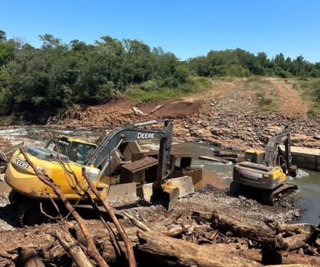 Comenzaron los trabajos para restituir el puente provisorio en un camino de Santo Domingo Savio imagen-4